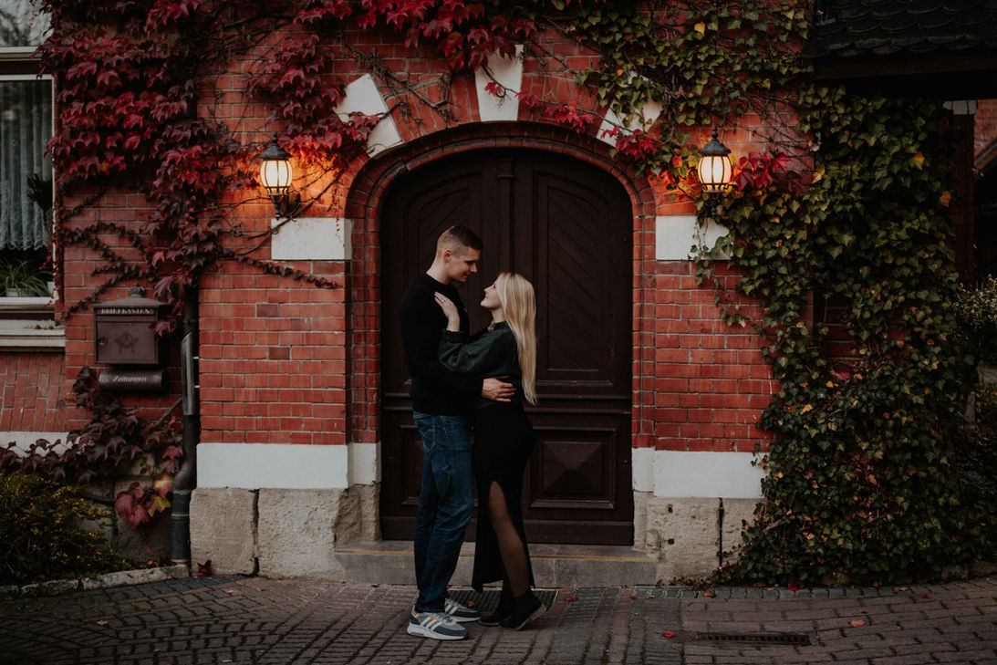 Ein Paar umarmt sich im Abendlicht vor der Papiermühle in Jena