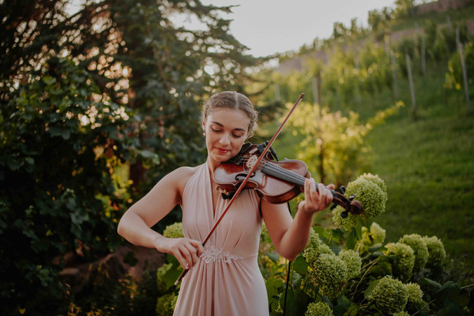 Eine Violinistin spielt auf einer Sommerhochzeit bei Meißen