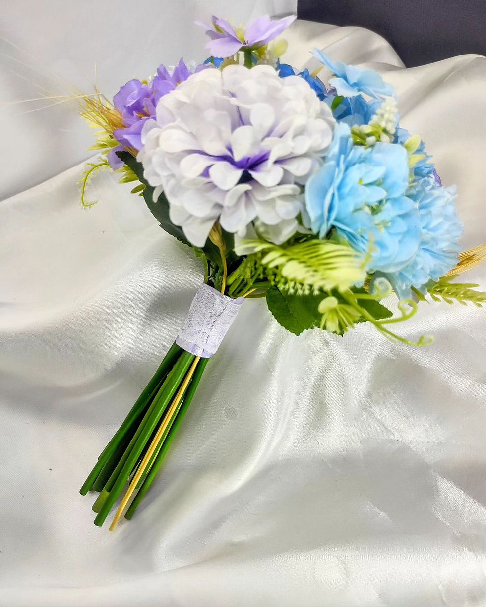 buque de flores azul, branco e roxo