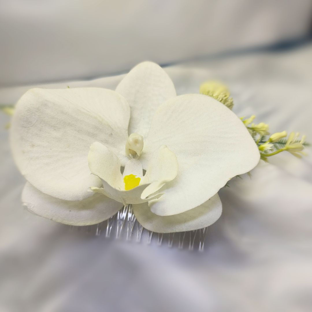 Grinalda Gabriela com flor de orquídea branca