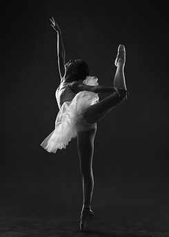 photo d'une jeune ballerina sur pointes et tutu en noir et blanc
