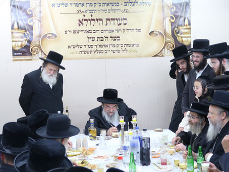 האד' מלעלוב ביים סעודת הילולא פון הייליגן 'בת עין' זי"ע בקרב קהילתו אין ירושלים
