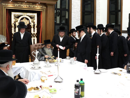 האד' מבית שמואל צבי ד'ספינקא ביים סעודת הילולא פון הייליגן ר"ר אלימלך זי"ע אין שטאט קרית יואל