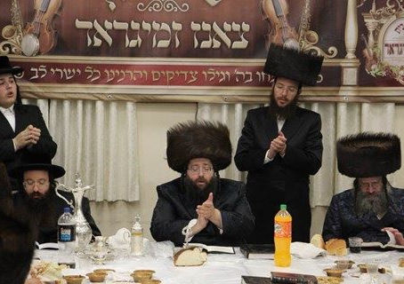 התרגשות'דיגע שטימונג אין צאנז זמיגראד'ער הויף צום חתונה פונעם ממשיך שלשלת הזהב האד' מצאנז זמיגראד