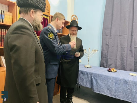 הרב בערל לאזאר הויפט רב פון רוסלאנד צינדט חנוכה ליכט אין טרויעריג בארימטע בוטירסקי טורמע