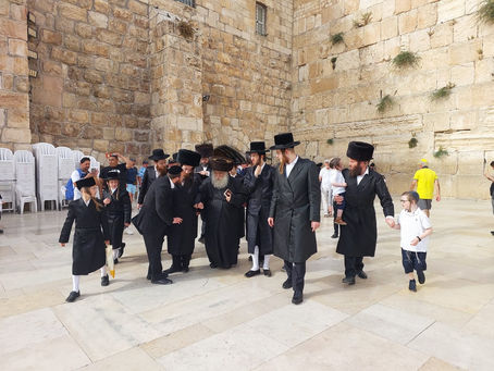 בילדער | גאב"ד מאקאווא ביים כותל המערבי ערב שבת