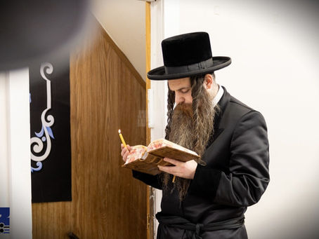 הדלקת נר חנוכה בחצר הקודש אמשינאוו אמעריקע