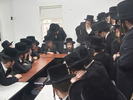 אייגנארטיגע ניחום אבלים פון תלמידי ישיבת 'עץ החיים' אין מאנסי ביי האד' מקאסוב