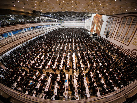 בבית אלקים נהלך ברגש: אלפי חסידי סקווירא געפייערט בהתרוממות עילאה מעמד "פתיחת ההיכל" | ברייטע דעקונג