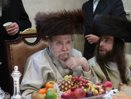 למעלה מן הזמן • דערהויבענער שבת של שמחה לרגל שמחת הברית לנכד האד' מלעלוב