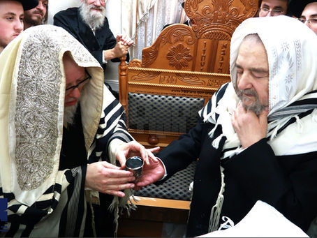 הגה"צ רבי יעקב מאיר שעכטער מיט האד' מבוהוש ביי שמחת הברית פון אייניקל ביי הגה"ק גאב"ד ירושלים זצ"ל