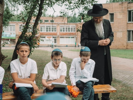 הגאון ר' בערל לאזאר הויפט רב פון רוסלאנד באזוכט אין די זומער קעמפס תחת הדרכתו אין רוסלאנד