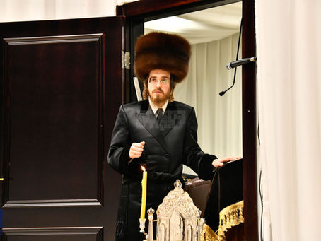 קָבְעוּ שִׁיר וּרְנָנִים • הדלקת נר ראשון דחנוכה בחצר הקודש סאדיגורה