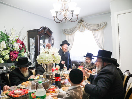 האד' מוויז'ניץ לאנדאן ביי א מסיבה לטובת מוסדותיו אין שטוב פון העסקן ר' ידידיה לייבלער אין וויליאמסבורג