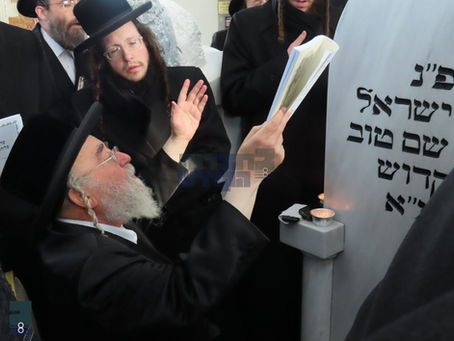 חסידים ואנשי מעשה האלטן מיט געהויבענע נסיעה למקומות הקדושים בראשות הגה"צ רבי יצחק משה ארלנגר