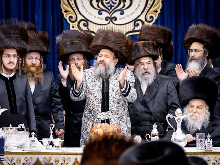חסידים ואנשי מעשה פרייען זיך מיט ביי פרישע שמחת נישואין פון נכד האד' מבאבוב-45