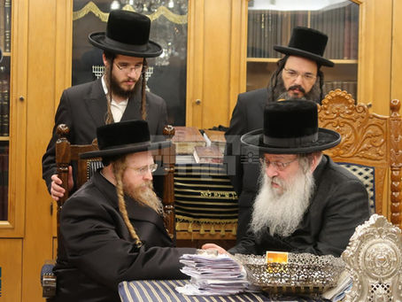 האד' משומרי אמונים איז פוקד די מקומות הקדושים אין באזוכט בבתי אדמור"ים לרגל השמחה במעונו