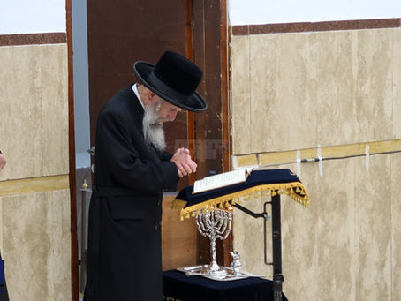 אֶל מוּל פְּנֵי הַמְּנוֹרָה • יום טוב חנוכה בחצר הקודש סלאנים