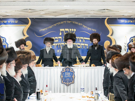 חסידי סקווירא תושבי וויליאמסבורג לעבן מיט זעלטן געהויבענעם שבת אין שפיץ פון הרה"צ רבי אהרן מענדיל טווערסקי שליט"א