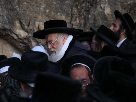 האד' מתולדות אהרן וועט ארויסגיין מוחה זיין בראש קהל חסידיו קעגן בייזוויליגע פלאן פון 'רכבת הקלה'