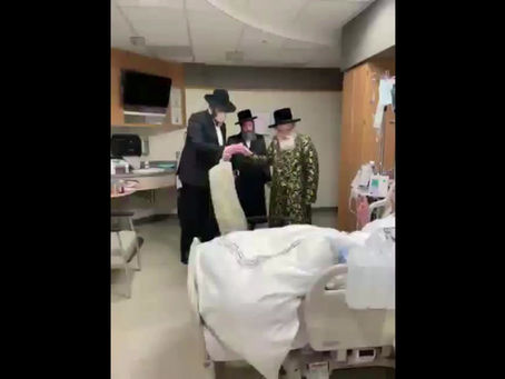 האד' מוויז'ניץ מבקר חולה ביי א איד אין שפיטאל אין מאנהעטן