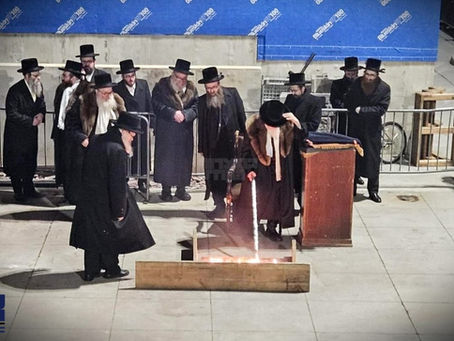 ווידיאו • האד' מסקווירא ביים מעמד שריפת הפתילות מוצאי זאת חנוכה