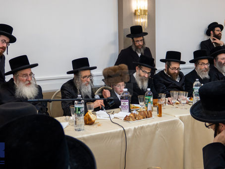 שמחת הבר מצוה פון אייניקל ביי האדמור"ים מבארניב און ראחמיסטריווקא אוקענוויין