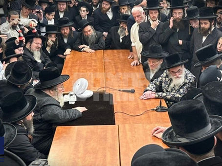 ווידיאו • האד' מוויז'ניץ איז מנחם אבל ביי האד' מספינקא על פטירת בתו מרת דייטש ע"ה