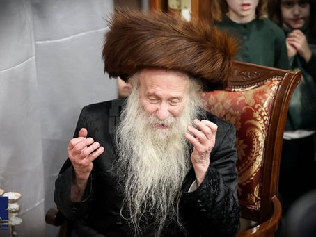 בקשו רחמים • הגה"צ רבי מרדכי שטיינער אבד"ק בית מרדכי צוגעבינדן צו א רעספערעיטאר נאך דראסטישע פארערגערונג אין די מצב הבריאות