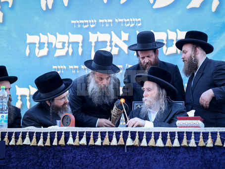 אבן מאסו הבונים • הערליכע מעמד הדלקה אנאיינעם מיט מעמד הנחת אבן הפינה אין נייע קרית ערלוי אין הר יונה