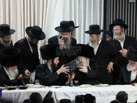האד' מגור בראש המסובים ביי חתונה פון אייניקל ביי הרה"ק בעל 'פני מנחם' מגור זי"ע