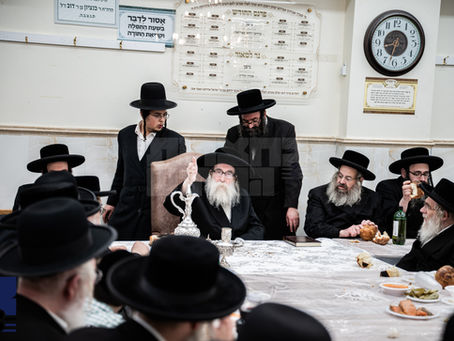 האד' מתולדות צבי ספינקא ביים סעודת הילולא פון זקינו הרה"ק האמרי יוסף מספינקא זי"ע במקום הנופש אין קרית יואל