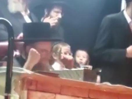 אש קודש • ל''ג בעומר בחצר הקודש קאסוב | ווידיאו