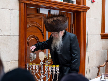 קֹדֶשׁ הֵם • הדלקת נרות חנוכה בחצר הקודש טאהש