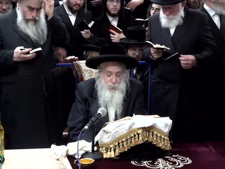 ווידיאו • האד' מצאנז קלויזענבורג ביים ציון אביו הגה"ק בעל 'שפע חיים' מצאנז קלויזענבורג זי"ע