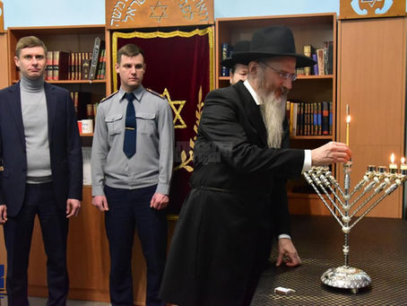 הרב בערל לאזאר הויפט רב פון רוסלאנד צינדט חנוכה ליכט אין טרויעריג בארימטע בוטירסקי טורמע