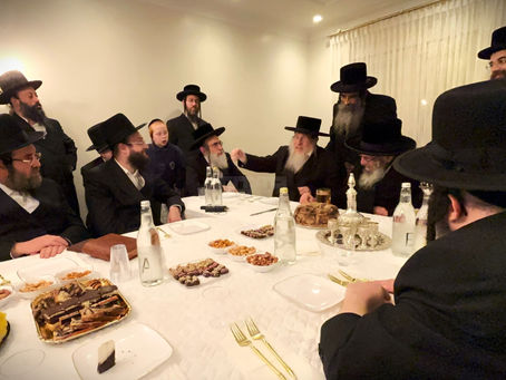 נגידי סאטמאר שטעלן זיך ארויס מיט א ווארעמקייט לטובת מוסדות סלאנים ביי מסיבה בבית הנגיד ר' אברהם בראך הי"ו