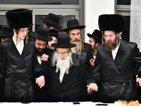 האד' מאמשינוב באשיינט שבע ברכות בחצר אמשינוב בית שמש