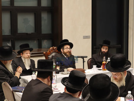 האד' מראחמיסריווקא אוקענדוויין ביים סעודת הילולא פון הרה"ק מהרי"ד מבעלזא אין ביהמ"ד בעלזא לעיקוואד