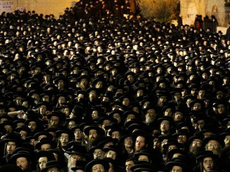 וכל הגולה כמדורת אש • מאסיווע עצרת תפילה ברחובה של עיר בארא פארק לעורר רחמי שמים לאור המצב בארה"ק