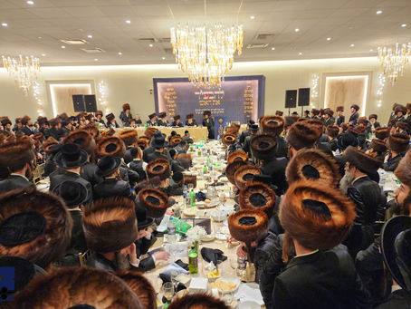 הונדערטער ברסלבער חסידים אין אמעריקא פארזאמלט ביי התכנסות רבתי "להבעיר" בראשות הגה"צ חו"פ רבי משה קרעמער שליט"א