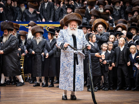 בני ציון יגילו במלכם • טויזנטער באבובער חסידים מיטגעהאלטן געהויבענע שמחת נישואין אין רבינס הויף