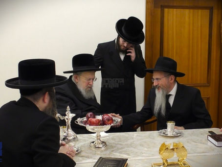 רוסישער הויפט רב הגאון רבי בערל לאזאר אויפגענימען מיט גרויס כבוד און שעצונג בבתי גדולי ישראל בארה"ק