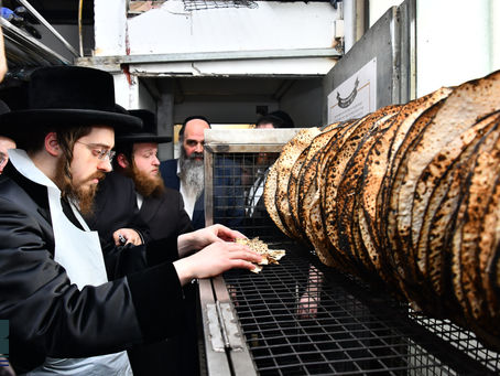 שִׁבְעַת יָמִים מַצּוֹת תֹּאכֵלוּ • האד' מסאדיגורא ביי אפיית מצות און מים שלנו לקראת חג הפסח