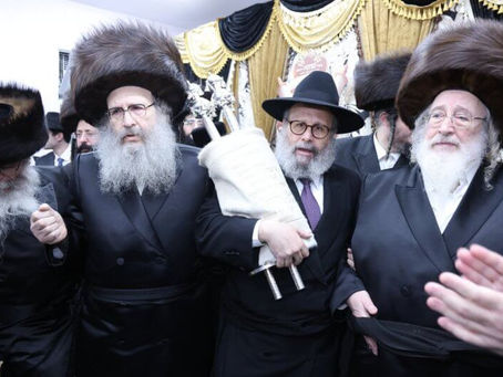 ירושלים • פייערליכע הכנסת ספר תורה צום ביהמ"ד דחסידי ספינקא דורך הנגיד ר' ישכר בעריש ברוינשטיין הי"ו ראש הקהל