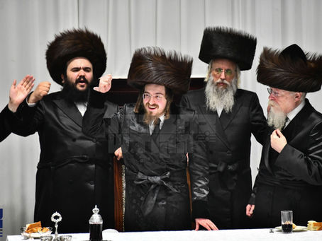 שִׂמְחָה וְשָׂשׂוֹן לַיְּהוּדִים • שמחת פורים אין סאדיגורה אינאיינעם מיט שמחה אין רבינס הויף | גאלעריע