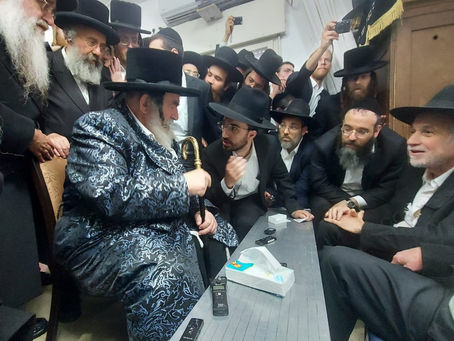 בני ברק • צענדליגער אדמו"רים ורבנים מנחם אבל געוועהן ביי בני מרן הגרי"ג אדלשטיין זצוק"ל