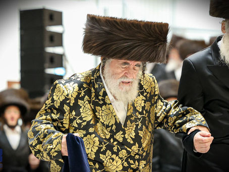 התרגשות ביי חסידי וויזניץ אין אמעריקא צו בעפארשטייענדע באזוך פון האד' מוויזניץ צום חתונה הגדולה בחצרות וויזניץ