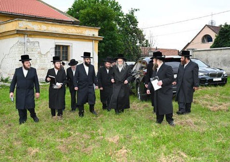 בילדער גאלעריע פונעם מסע הישועות דורך האד' מערלוי צום עיר האבות ערלוי אינאיינעם מיט תומכי המוסדות