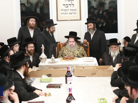 ערהאבן מעמד קבלת פנים לכבודו פון האד' מקאלוב בחצר קדשו פון חתנו האד' מראחמיסטריווקא אוקענוויין